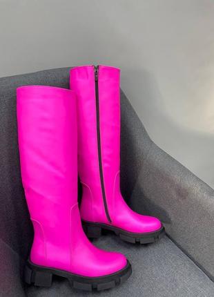 Женские сапоги из натуральной кожи в ярко розовом цвете на тракторной подошве3 фото