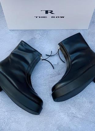 Чоботи в стилі the row zipped boot black in leather