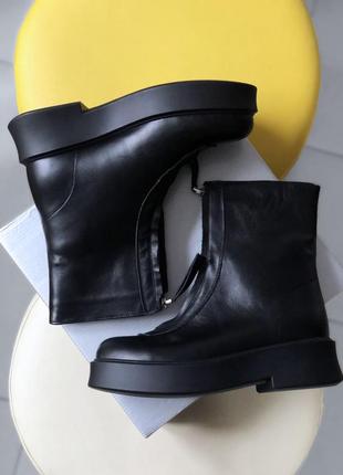 Чоботи в стилі the row zipped boot black in leather