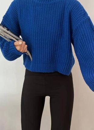 Укороченный объемный свитер крупной вязки1 фото
