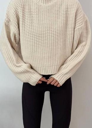 Укороченный объемный свитер крупной вязки8 фото