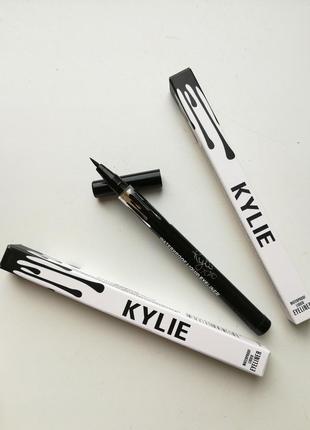 Водостойкая подводка-фломастер kylie waterproof liquid eyeliner1 фото