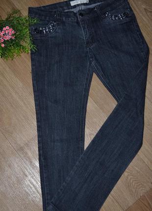 Классные, стильные серые джинсы декорированы стразамы на карманах от miss gones3 фото