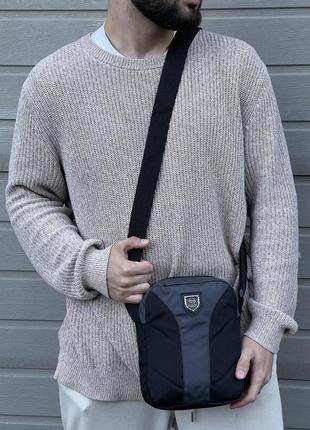 Сумка-мессенджер серо-черная с брендовой нашивкой