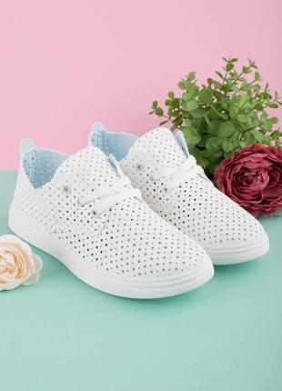 Стильные белые кроссовки кеды мокасины мягкие туфли на шнурках с перфорацией летние