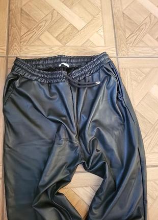 Кожані джогери на кулісці de facto