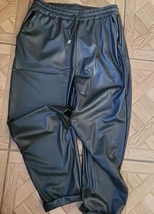 Кожані джогери на кулісці de facto