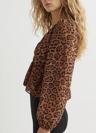 Класна блуза з відкритою спинкою у леопардовий принт від бренду hm2 фото