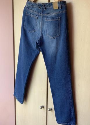 Стильные джинсы с яркими нашивками от бренда stradivarius2 фото