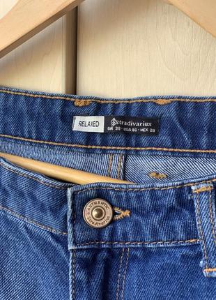 Стильные джинсы с яркими нашивками от бренда stradivarius7 фото