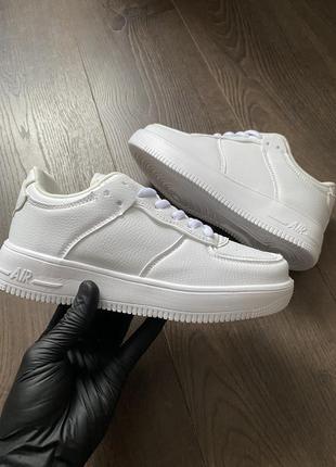 Жіночі кросівки білі