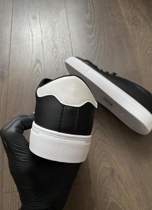 Жіночі кросівки чорно-білі4 фото
