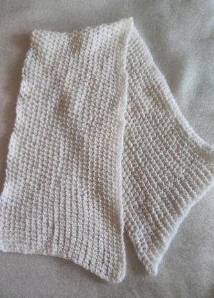 Красивий білий в'язаний шарф павутинка