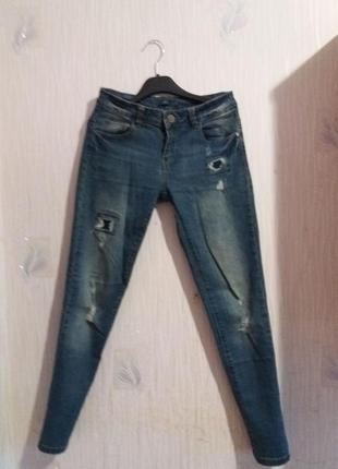 Джинсы с потертостями, джинсы с дырками, рваные джинсы1 фото