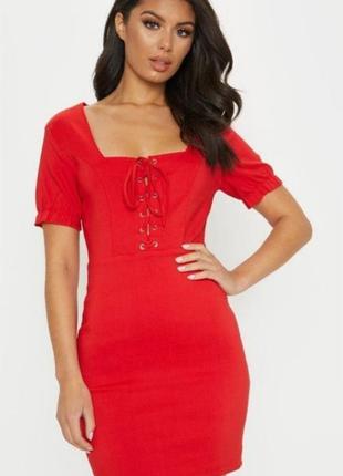 Эффектные красное платье с шнуровкой на груди червона сукня prettylittlething 44 46 распродажа розпродаж