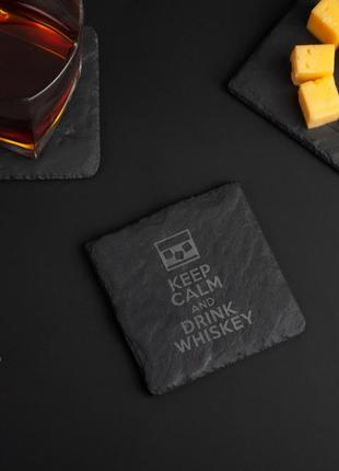 Подарунок улюбленому чоловікові підставка зі сланцю з написом "keep calm and drink whiskey"1 фото