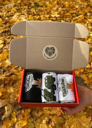 Бокс шкарпеток жіночих з патріотичним принтом на 3 пари 36-41р, демісезон, у червоній коробці