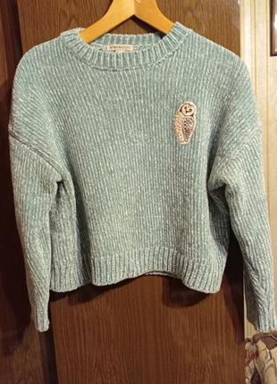 Мягкий укороченный свитер оверсайз с аппликацией