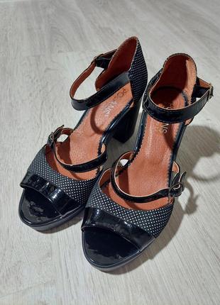 Шкіряні босоніжки туфлі на ремінцях new trend italy design