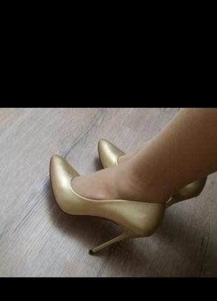 Золотистые туфли на шпильке4 фото
