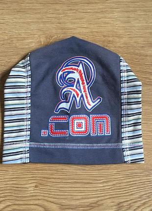 Шапка тонкая на весну, теплую погоду на кнопочке