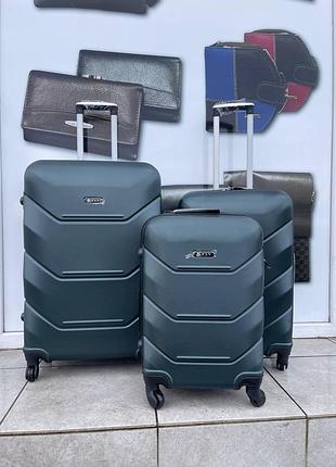 Комплект дорожных пластиковых чемоданов из 3х шт на 4х колесах