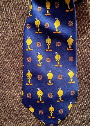 Продам прикольный галстук с принтом ципленка твитти. состояние отличное, без нюансов. перешлю.