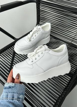 Белые кожаные кроссовки