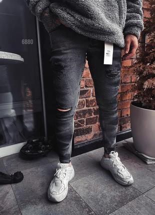 Сірі чоловічі рвані зауженні джинси