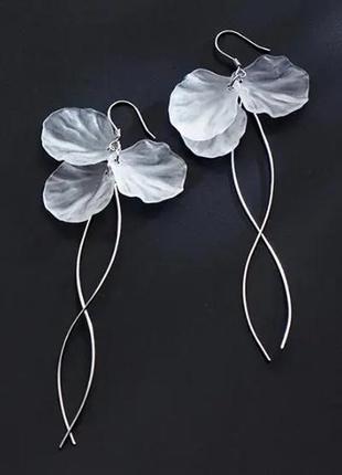 Новые легкие серьги цветы шарики длинные серебристые белые серьги беженые цветы5 фото