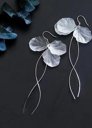 Новые легкие серьги цветы шарики длинные серебристые белые серьги беженые цветы3 фото