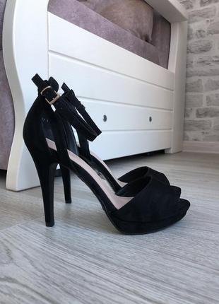 Чорні босоніжки на підборах 39 розмір