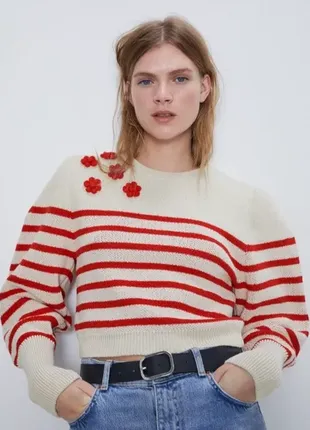 Укороченный свитер zara в полоску с цветами