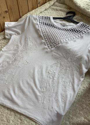 Цікава брендова білосніжна футболка з вишивкою від desigual1 фото