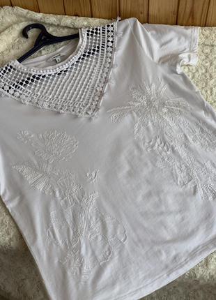 Цікава брендова білосніжна футболка з вишивкою від desigual3 фото