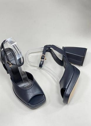 Стильні базові босоніжки на стійкому каблуку чорні шкіряні