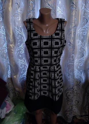 Стильна сукня з геометричним принтом next