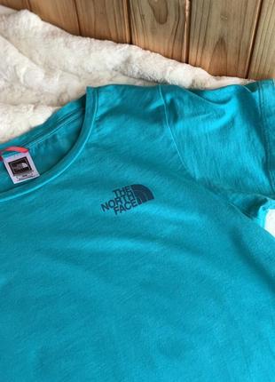 Дуже класна спортивна футболка у яскравому бірюзовому кольорі від бренду the north face5 фото