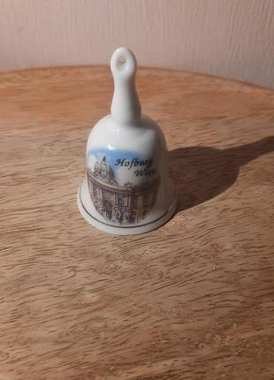 Колекційний порцеляновий дзвіночок "віден. хофбург". австрія.