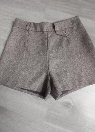 Короткие шорты из костюмной ткани на подкладе