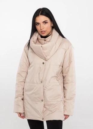 Демисезонная куртка бежевого цвета прямого фасона на кнопках, больших размеров от 42 до 52