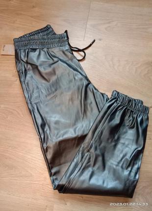 Спортивные штаны из эко кожи