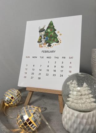 Календарь иллюстрирован на мольберте, декор дома1 фото