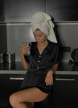 Шелковая женская пижама: шорты и рубашка с коротким рукавом1 фото
