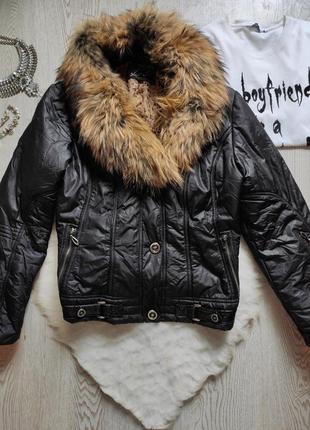 Черная короткая зимняя деми куртка теплая с натуральным мехом воротником пышным пуховик