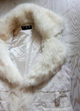 Белая искусственная длинная меховая жилетка с воротником карманами накидка безрукавка6 фото