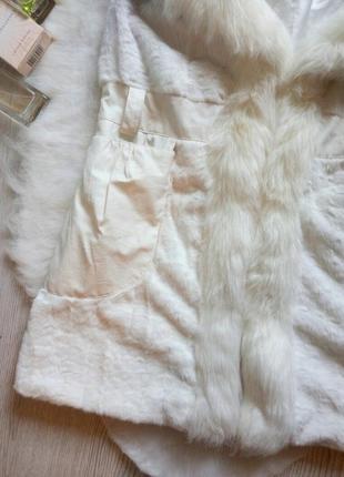 Белая искусственная длинная меховая жилетка с воротником карманами накидка безрукавка4 фото