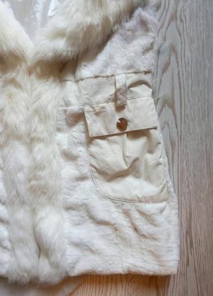 Белая искусственная длинная меховая жилетка с воротником карманами накидка безрукавка5 фото