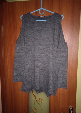 Приятный свитер с открытыми плечами