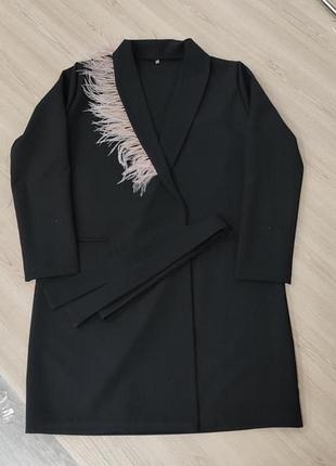 Сукня-піджак з пір‘ями чорна